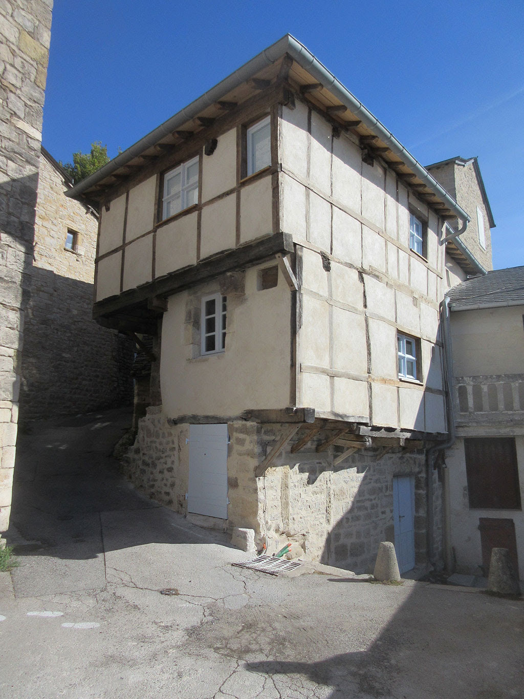 Последние твиты от la maison de jeanne(@maisondejeanne). This Is The Maison De Jeanne Possibly The Oldest House In France It Was Built In The 1200s And Still Stands Proudly Although It Was Renovated Interestingasfuck