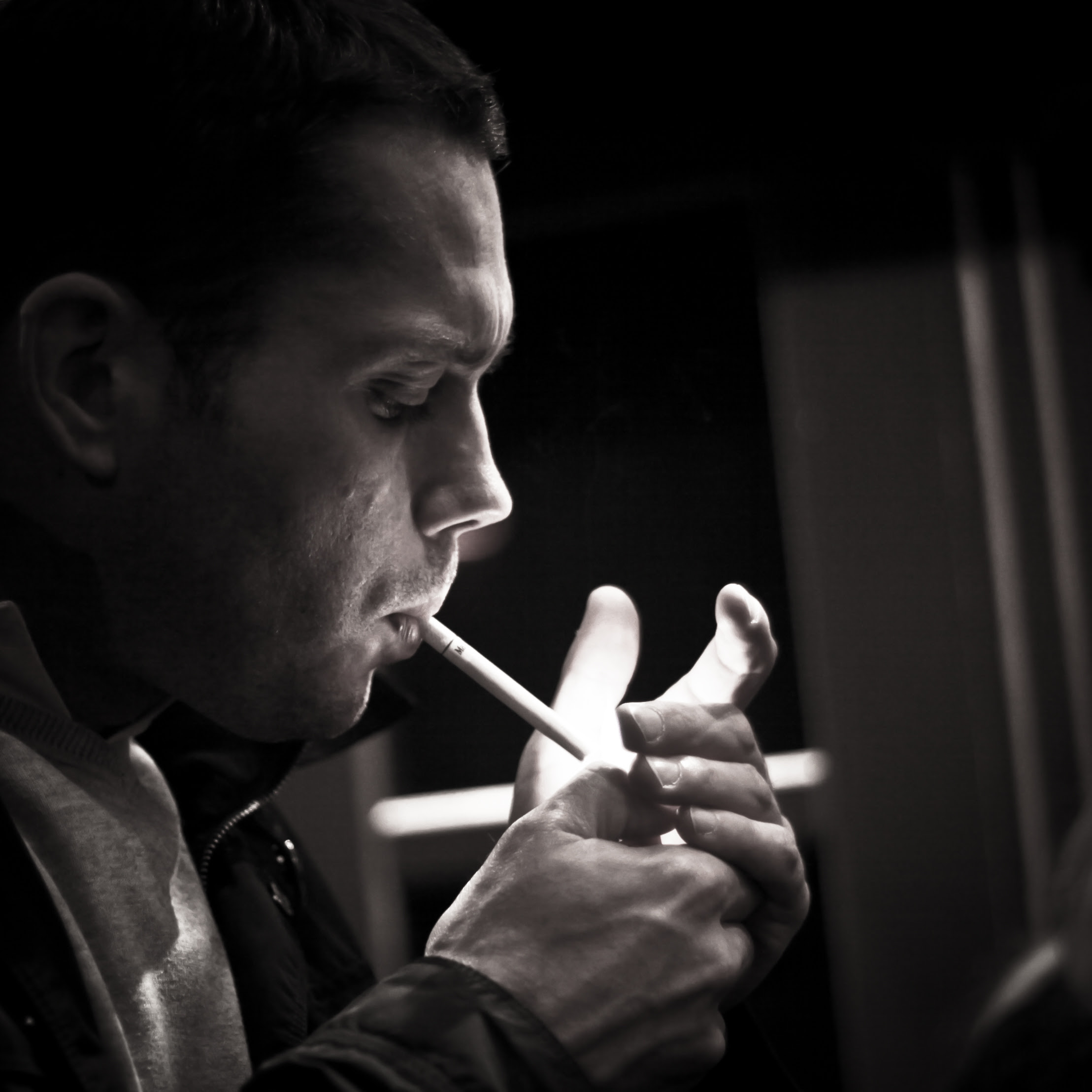 作者 砦 困惑した 男が男のタバコに火をつける Democreator Jp