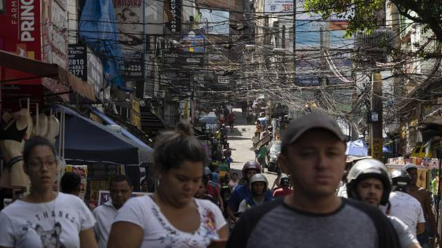 Câmara aprova renda emergencial de até 1.200 reais para base da pirâmide