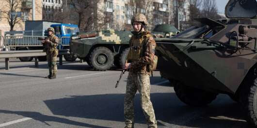 Un soldat ukrainien à Kiev, Ukraine, le 25 février 2022.