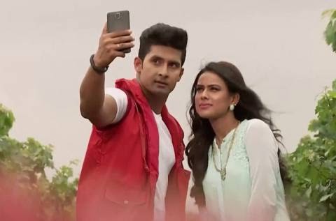 Roshni And Siddharth Honeymoon 5 Scenes From Jamai Raja That Will Make You Root For Ravi Dubey And Nia Sharma S Chemistry Zee5 News Sid And Roshni Are On Their