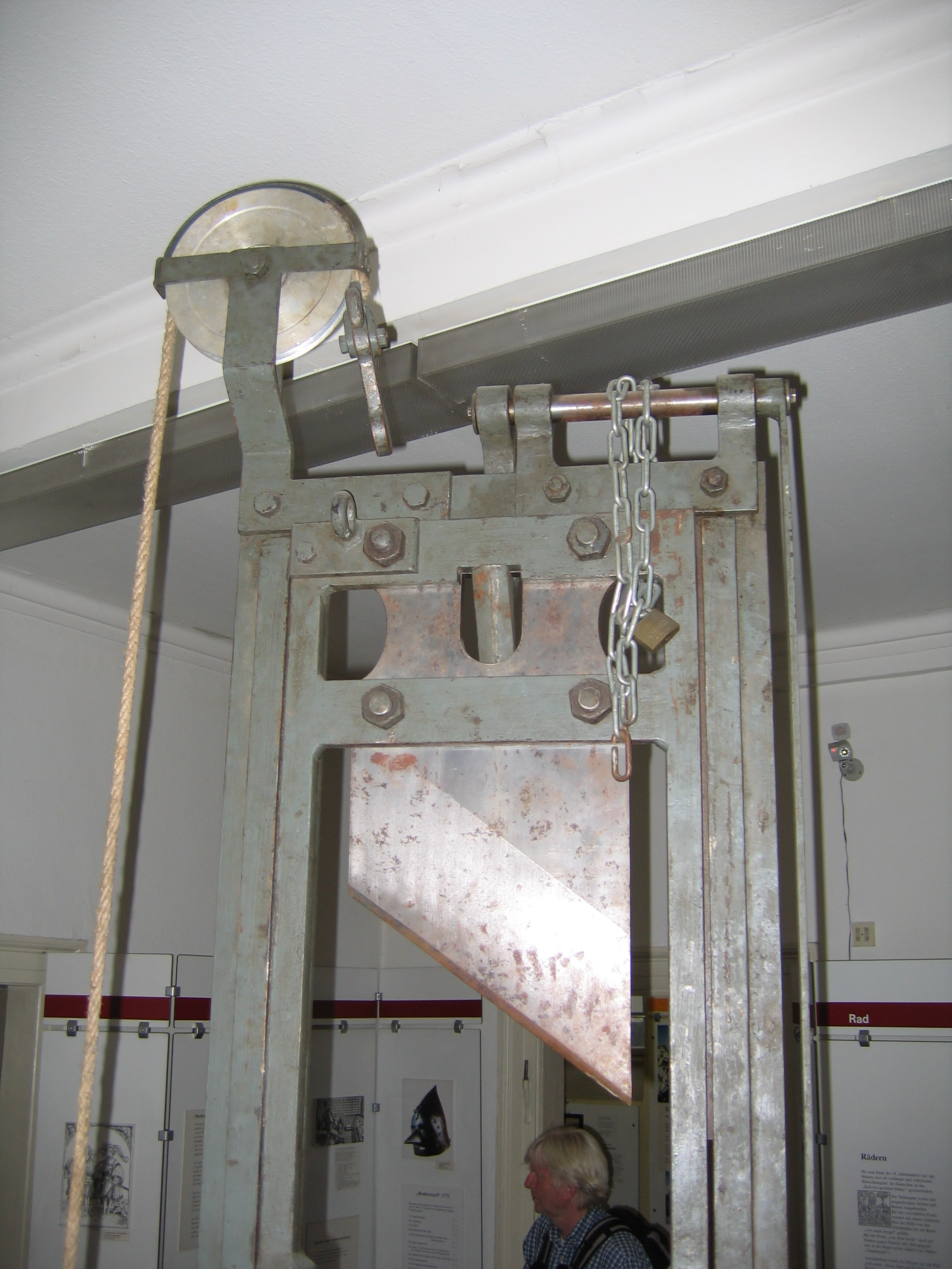 Here are two pictures of the inside of the bucket on the rastatt fallbeil. 1946 Rastatt Fallbeil