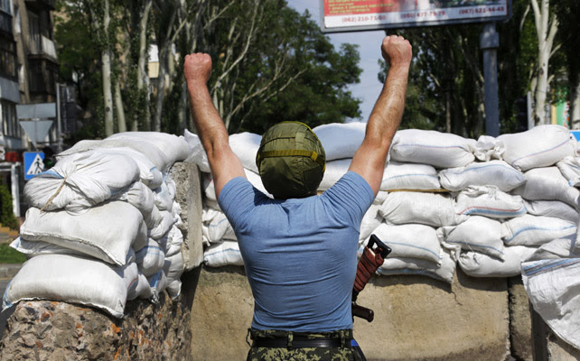 Un miliciano prorruso en una barricada hecha en Donetsk