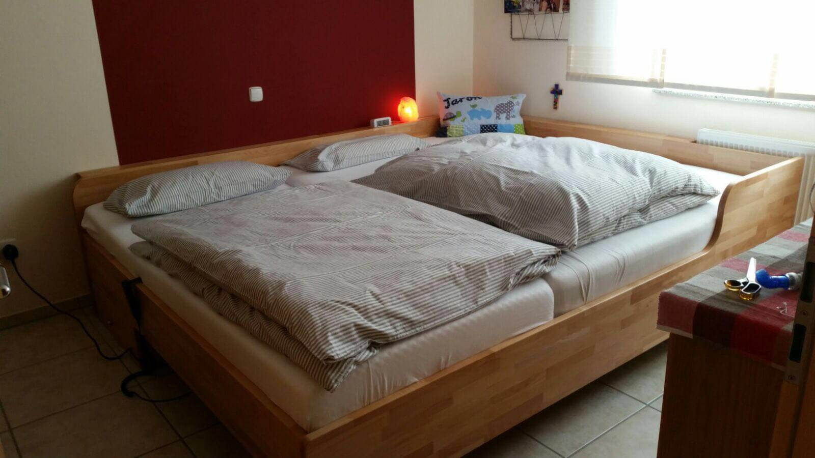 Familienbett bauen, diy bett bauen, wir bauen ein familienbett für 5, bauanleitung für familienbett, bedürfnisorientiert schlafen wir bauen ein familienbett im kinderzimmer und zeigen eine bauanleitung. Ein Blick In Familienbetten Die Geborgen Wachsen Familienbettgalerie Geborgen Wachsen