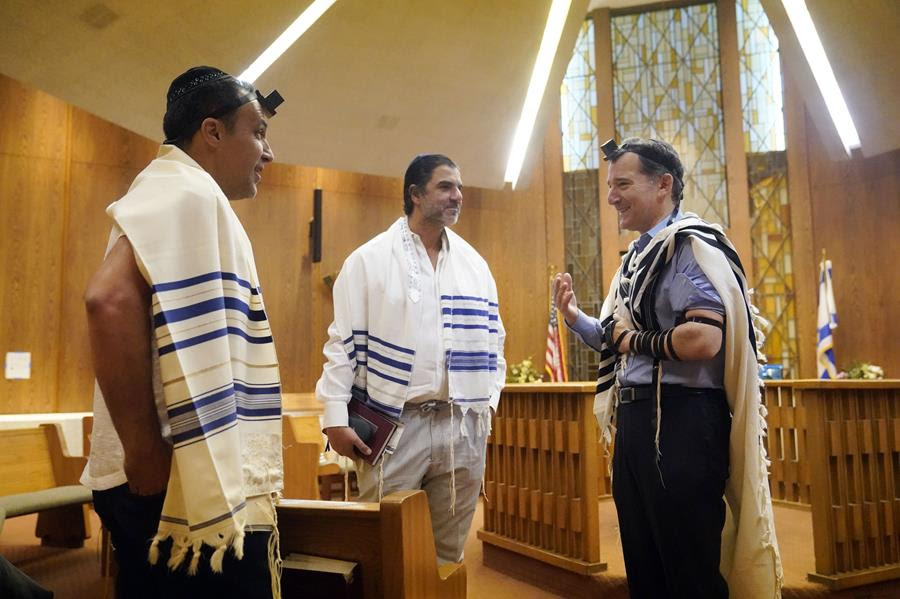 Rabbi David Wolpe speaks to congregants at Sinai Temple in Los Angeles.