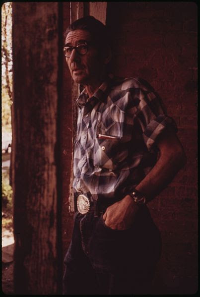 File:ERNEST WATKINS IN HIS MULKY SQUARE HOME. MR. WATKINS, FATHER OF NINE, IS A BISCUIT COMPANY WORKER - NARA - 553516.jpg