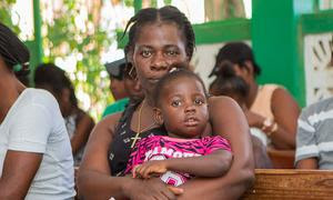 Unas madres esperan con sus hijos para ser vacunados en un hospital apoyado por el UNFPA en el sur de Haití.