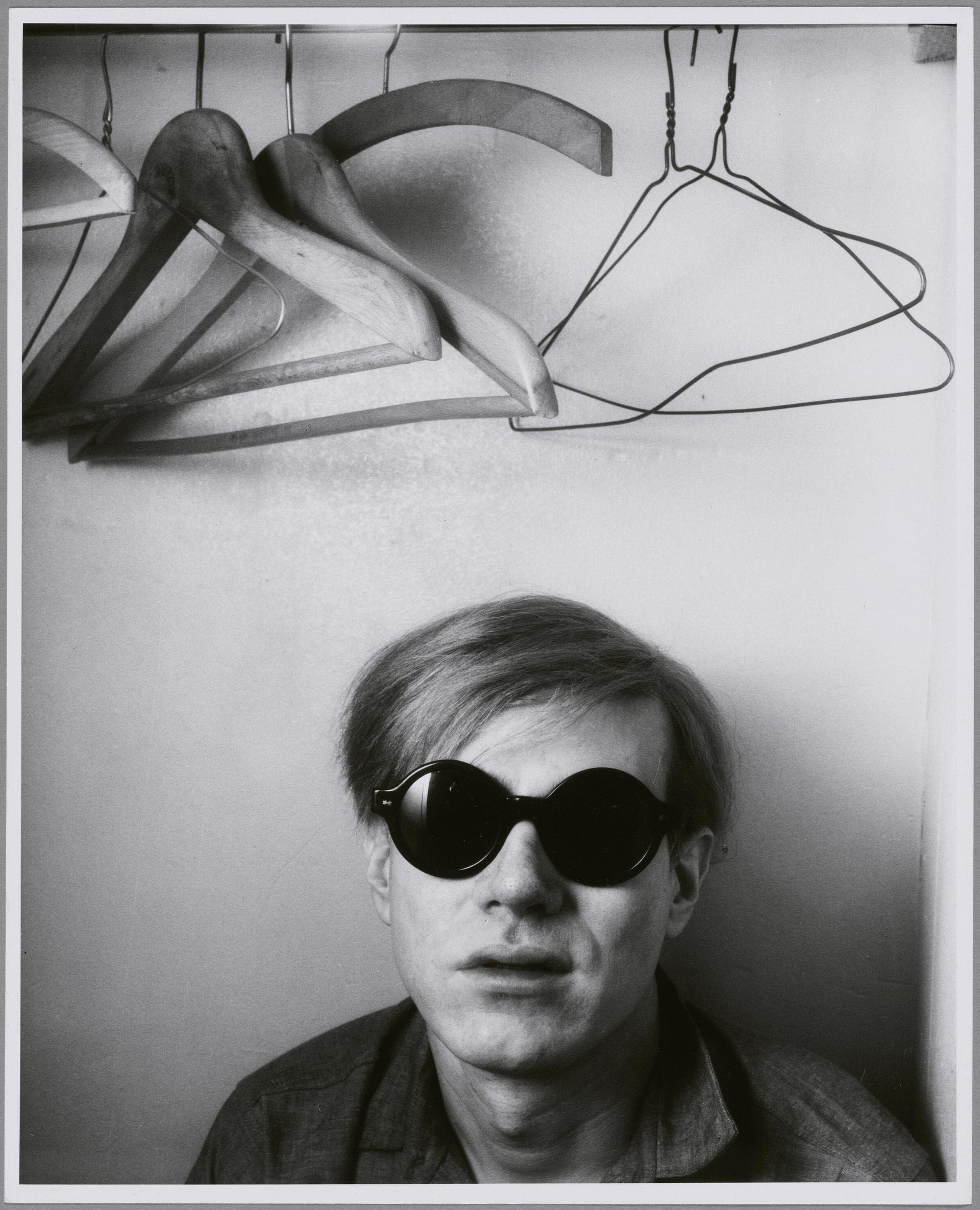 Shunk-Kender, Andy Warhol, Hôtel Royale Bison, Parigi, maggio 1965. Donazione della Roy Lichtenstein Foundation in memoria di Harry Shunk e Janos Kender. Foto: Shunk-Kender © J. Paul Getty Trust. Tutti i diritti riservati.