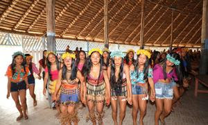 Miembros de la comunidad mapuera, en Brasil, realizan un baile tradicional.