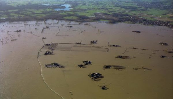 De Wilpse Kleipolder bij Deventer tijdens extreem
hoog water; een situatie die vroeger veel voorkwam en tegenwoordig door noodmaatregelen beter in de hand kan worden gehouden. (Foto Paul Paris Les
Images)