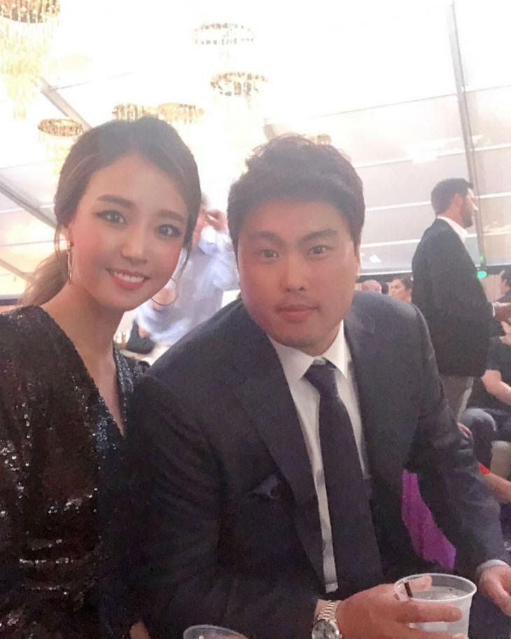 류뚱(류현진 별명)이라면 고기만 생각했을 거다, 둘이서 먹는 줄 알았는데 3명이라서 (먹기) 좀. ë¥˜í˜„ì§„ ë°°ì§€í˜„ Laë‹¤ì €ìŠ¤ ê°ˆë¼ í–‰ì‚¬ ì°¸ì„í•´ ëˆˆê¸¸ ë¯¸ìŠ¤í„° ì‚¬ì´ì˜ê³¼ ì „ì§ ì•„ë‚˜ìš´ì„œì˜ ì‚¬ëž'ìŠ¤ëŸ° íˆ¬ìƒ· ì´ì°½ê·œ ê¸°ìž í†±ìŠ¤íƒ€ë‰´ìŠ¤