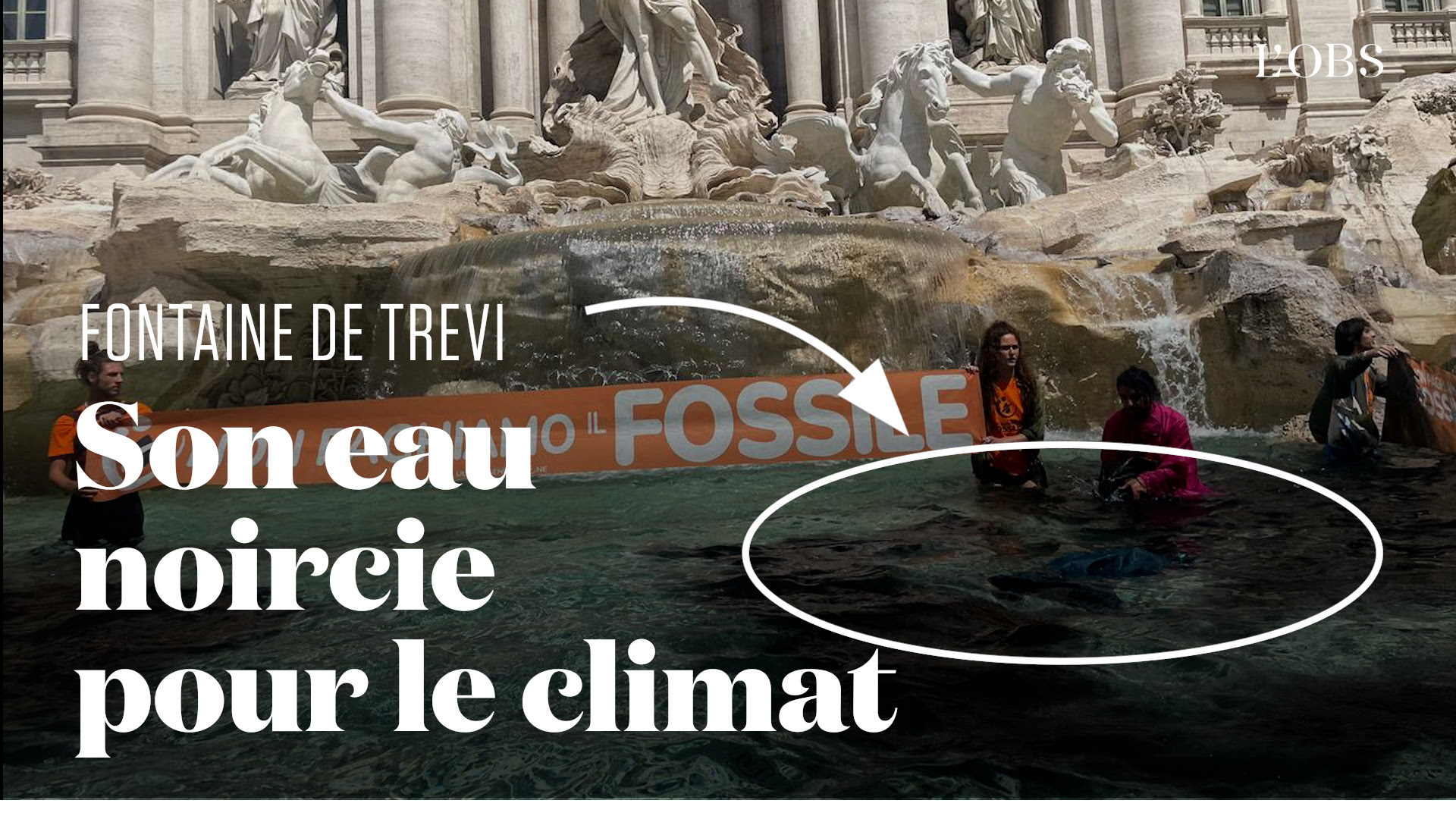 La fontaine de Trevi en Italie noircie par des activistes pour le climat