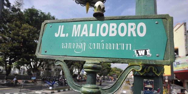 (FOTO) KONTROVERSI WAJAH BARU PAPAN NAMA MALIOBORO YANG 