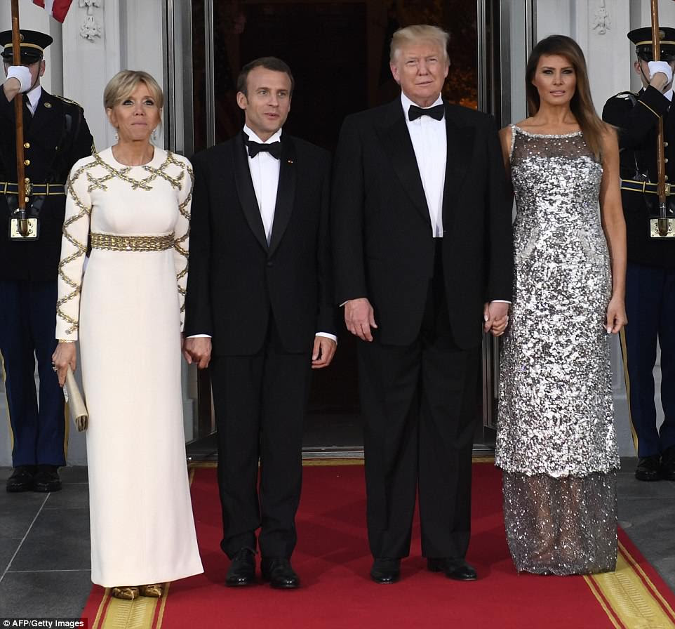 Donald e Melania Trump cumprimentaram o presidente francÃªs Emmanuel Macron e sua esposa Brigitte antes de seu primeiro jantar na Casa Branca na noite de terÃ§a-feiraÂ 