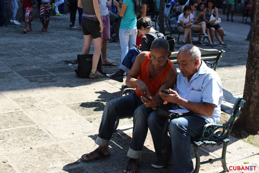 Usuarios de la red Wi-fi en un parque de La Habana (Archivo)