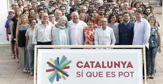 El cabeza de lista de Barcelona para las elecciones del 27S, Lluís Rabell, posan con el resto de candidatos de Catalunya Sí Que Es Pot. EFE