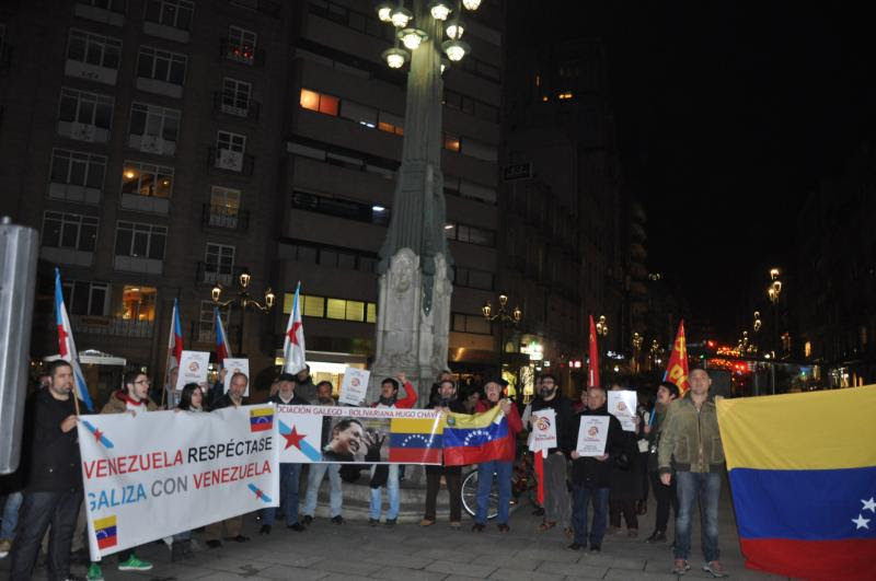 Organizaciones de solidaridad de Galicia se concentraron en Vigo, España, para manifestar su rechazo a la injerencia norteamericana y en apoyo Venezuela