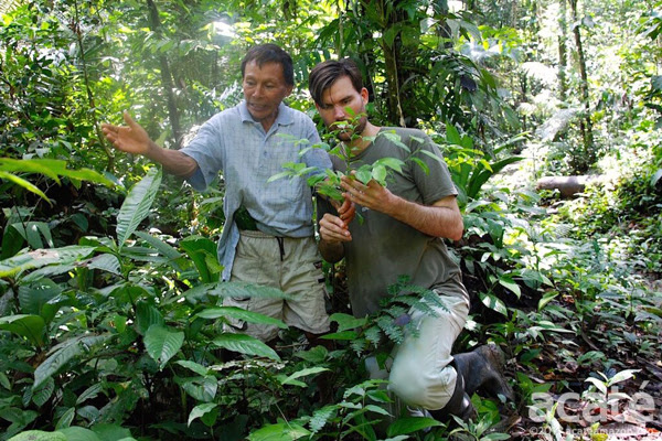 Um xamã mostra a Herndon as plantas medicinais. Foto: Acaté