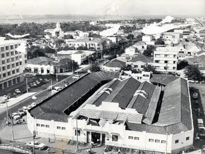 Antigo Mercado Central de Goiânia, Goiás, em 1975. Atualmente no local existe o Edifício Parthenon Center. (Foto: Hélio de Oliveira/ Divisão de Patrimônio Histórico da Secretaria de Cultura de Goiânia)