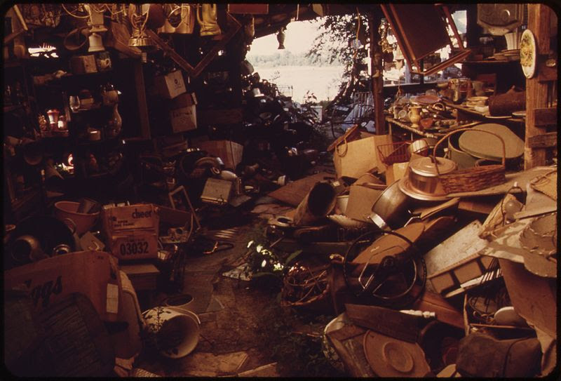 File:THE OWNER OF THIS HUGE JUNK SHOP ON THE KANSAS RIVER IN BONNER SPRINGS DIED IN 1971. NOW THERE IS ONLY THE RIVER AND... - NARA - 552094.jpg