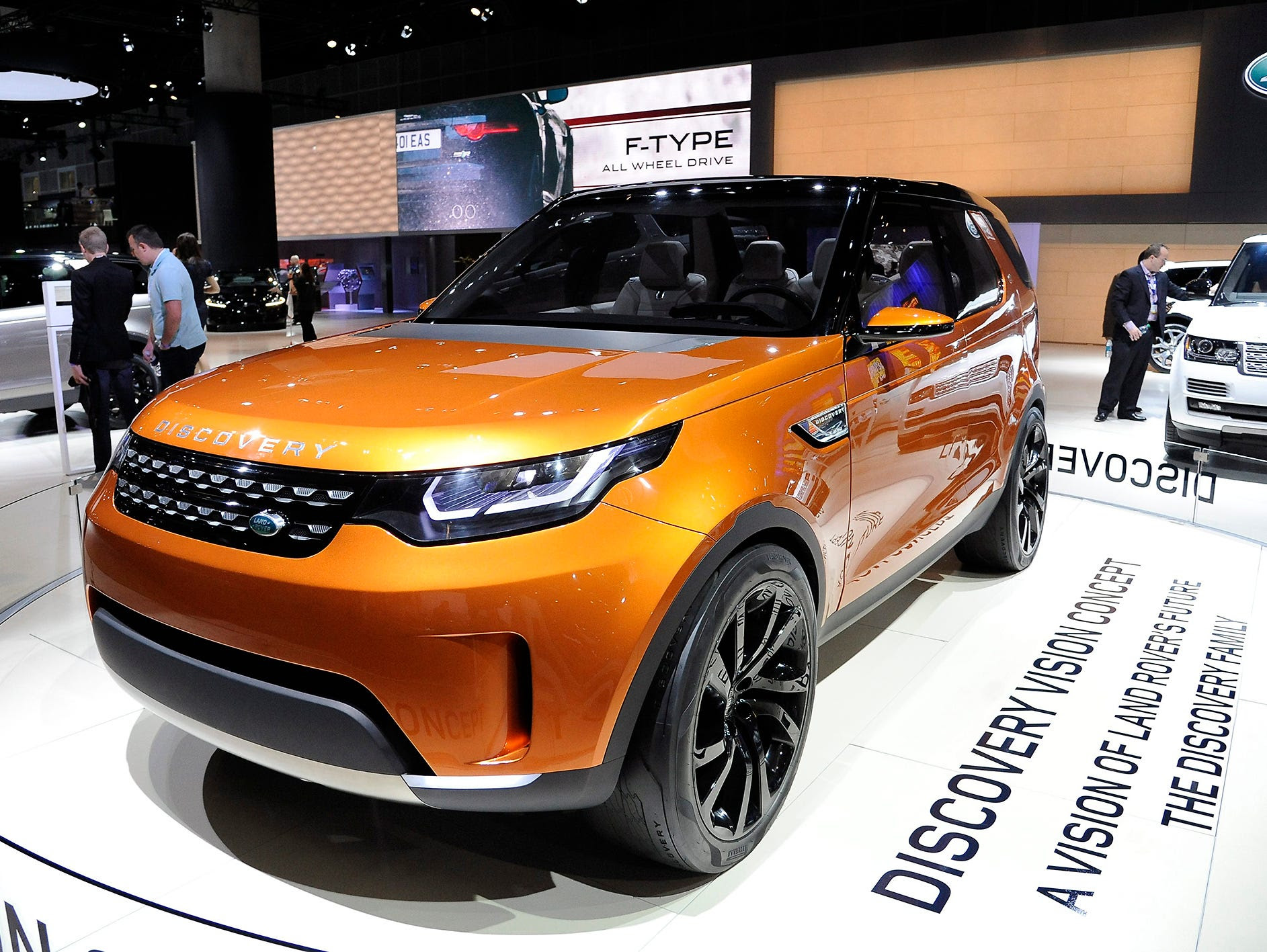 epa04497009 The new Land Rover Discovery is on display at the 2014 LA Auto Show in Los Angeles, California, USA, 20 November 2014. The LA Auto show will be open to the public from 21 to 30 November.  EPA/BOB RIHA JR ORG XMIT: BRX02