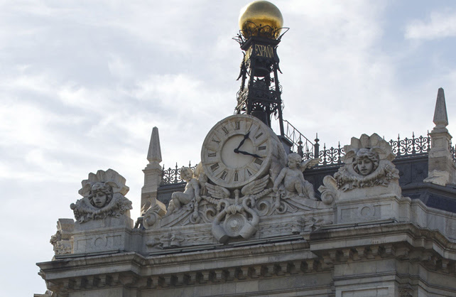 Detalle de la fachade del edificio del Banco de España, en Madrid.