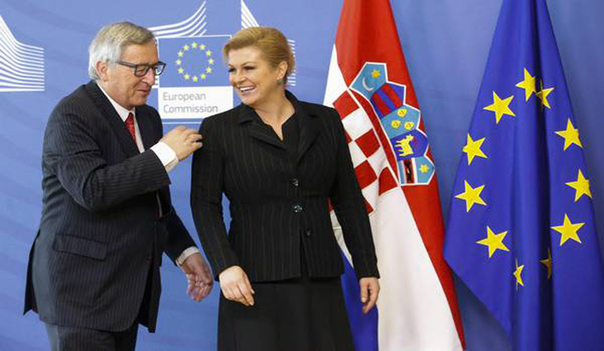 European Commission president  Jean-Claude Juncker welcomes  Croatian President Kolinda Grabar-Kitarovic (R)   prior to a meeting at the EU commission  headquarters in Brussels, Belgium, 30 April 2015.  Photo: EPA/Oliver Hoslet