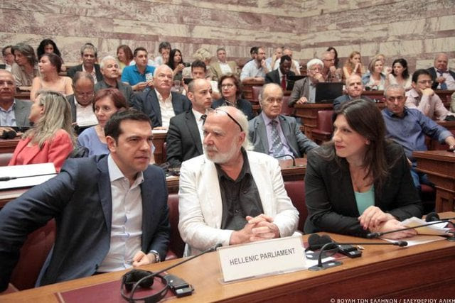 Alexis Tsipras, Primer Ministro de Grecia, junto a Eric Toussaint, Presidente de la Comisión de la Verdad, para la Auditoría de la Deuda griega, y a su lado la Presidente del parlamento