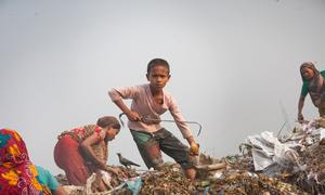 Un niño de diez años trabaja en condiciones peligrosas e insalubres en un vertedero de Dhaka, Bangladesh.