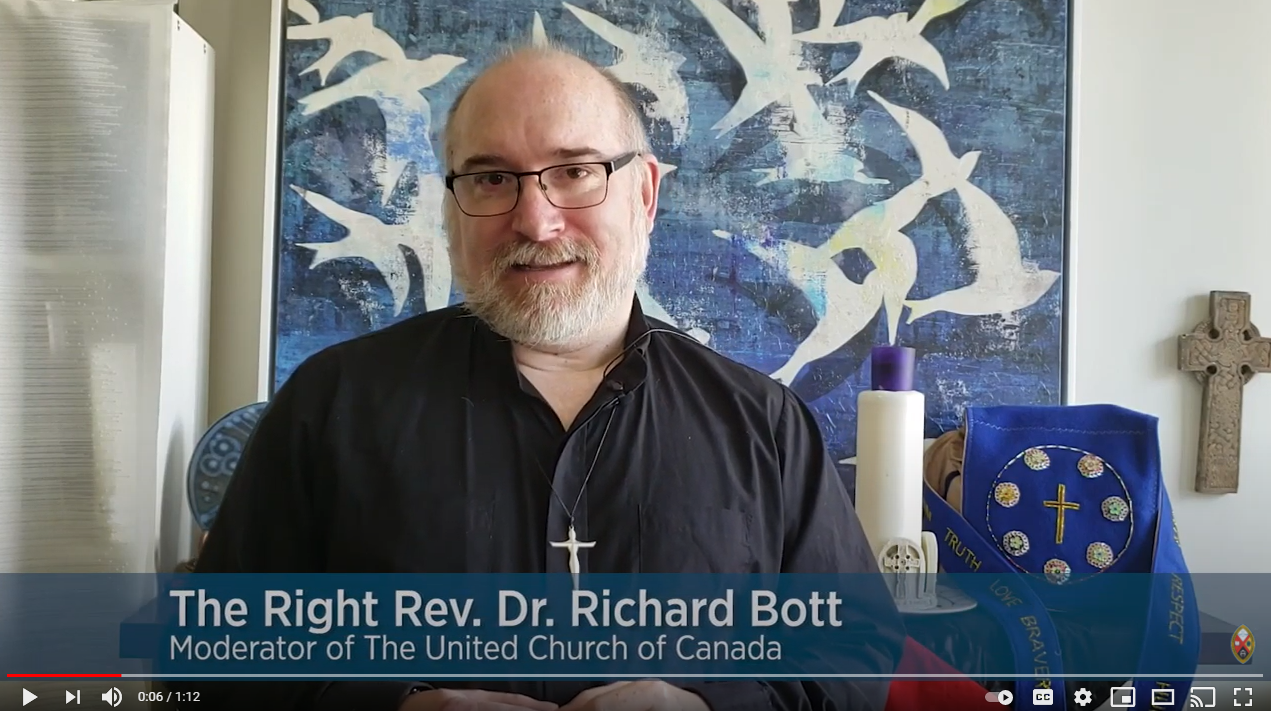 Screenshot of Moderator Richard Bott in the YouTube video.