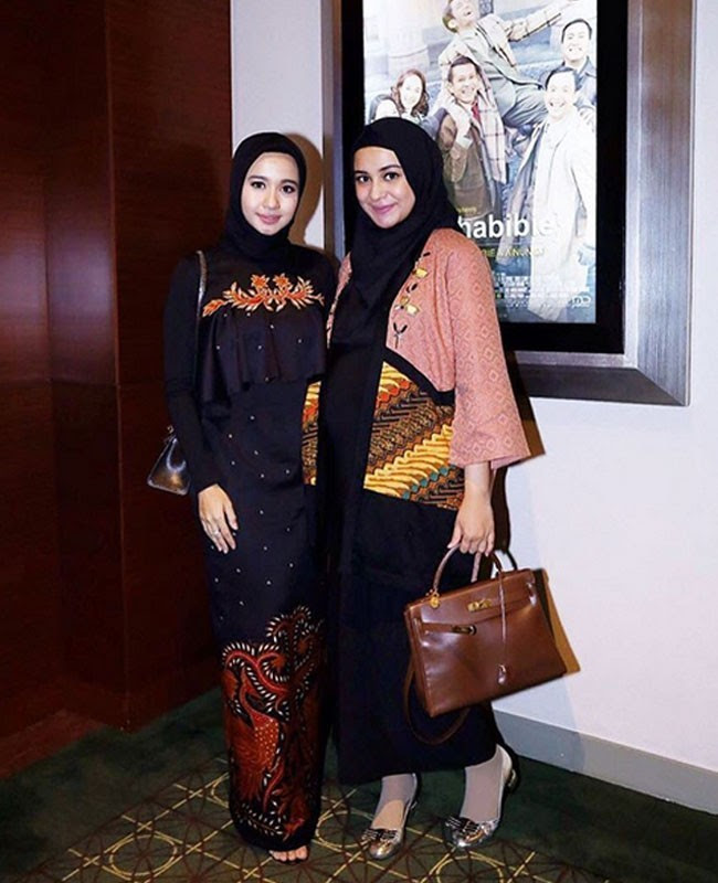 Tahapan pertama adalah tahap pemintalan benang putih yang dilakukan. 25 Padu Padan Tampil Stylish Dengan Kain Indonesia