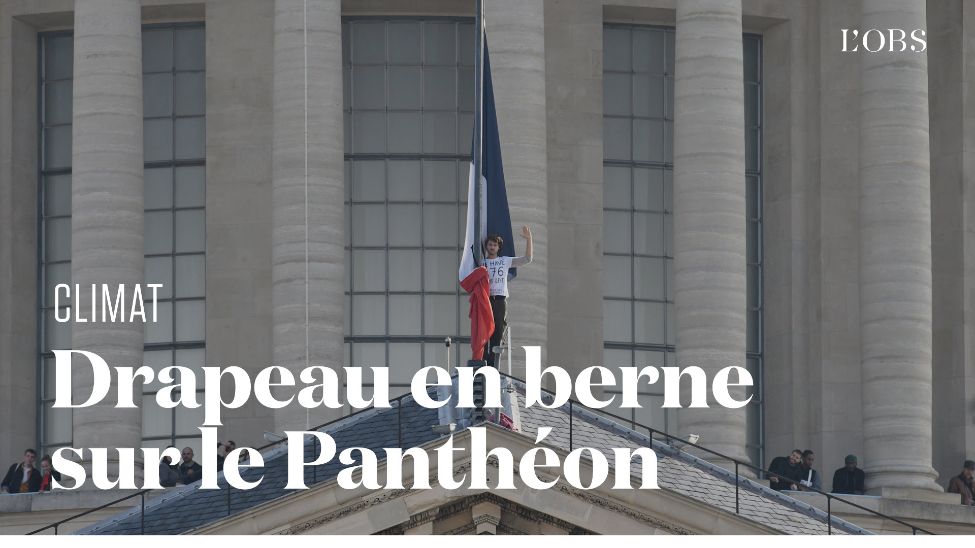 Un militant écologiste met en berne le drapeau du Panthéon pour dénoncer l'inaction climatique