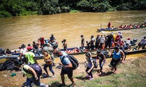 Los migrantes cruzan el río Chucunaque en la selva del Darién.