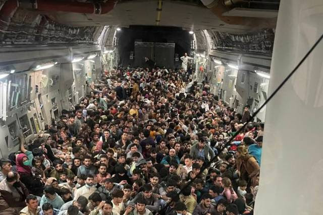 A fuga de 640 afegãos a bordo de um avião de carga dos EUA