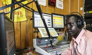 Un periodista en la estación de Radio Miraya, en Sudán del Sur.