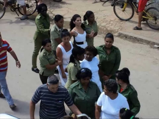 Damas de blanco siendo arrestadas (YouTube/Archivo)