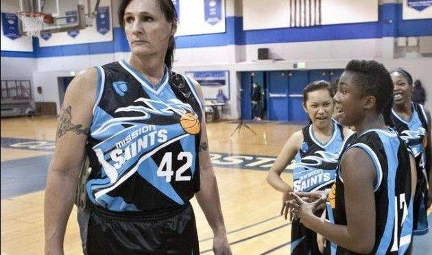 Gabrielle Ludwig, ex-veterano da Marinha Americana, ex-jogador de basquete masculino, voltou ao esporte ocupando vaga num time feminino após fazer cirurgia para mudança de sexo, aos 50 anos.