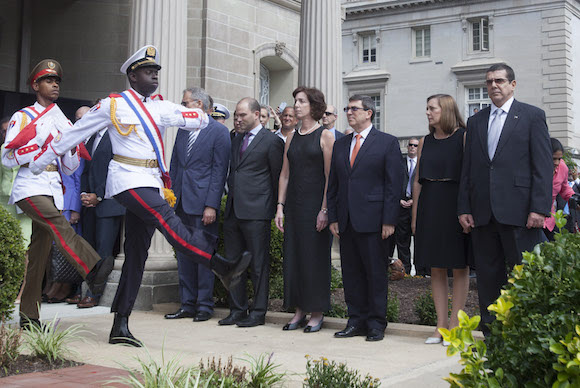 La bandera cubana fue izada este lunes en la sede de la nación caribeña aquí, pocas horas después del restablecimiento oficial de los vínculos diplomáticos bilatarales, en acto solemne fue encabezado por Rodríguez. Foto: Ismael Francisco/ Cubadebate