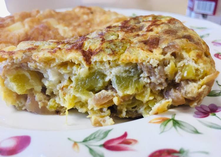 
  Tortilla de calabacín de la huerta, cebolla caramelizada y queso de cabra
