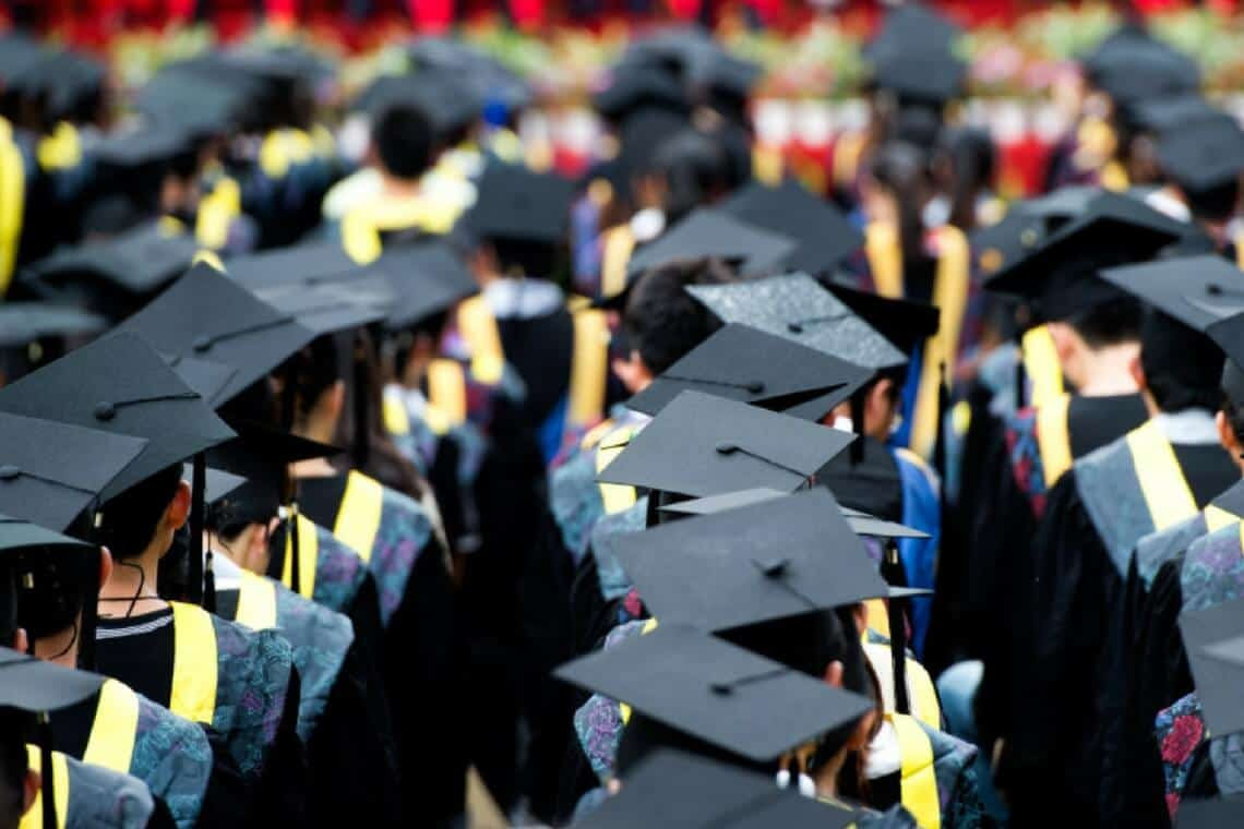 Pessoas com traje de formatura