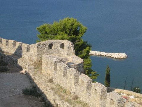 Χιλιάδες νεκρά ψάρια στη διώρυγα της κλεοπάτρας. Vonitsa Castle