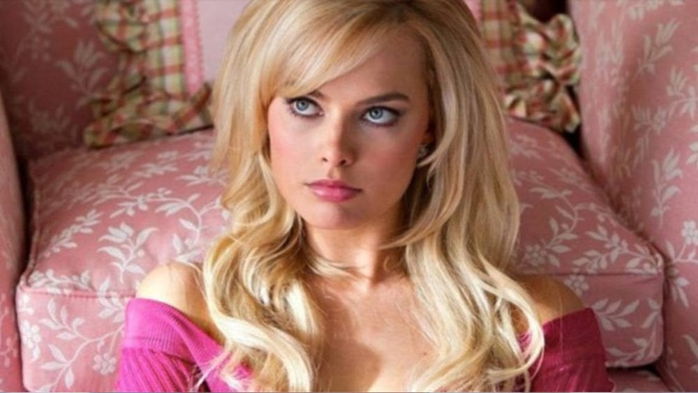 Publicity photo of Margot Robbie as Barbie.
