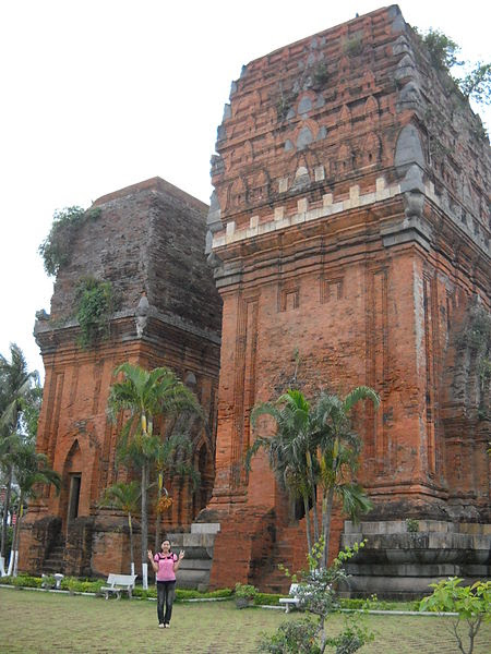 File:Tháp Đôi, Quy Nhơn, Bình Định.JPG