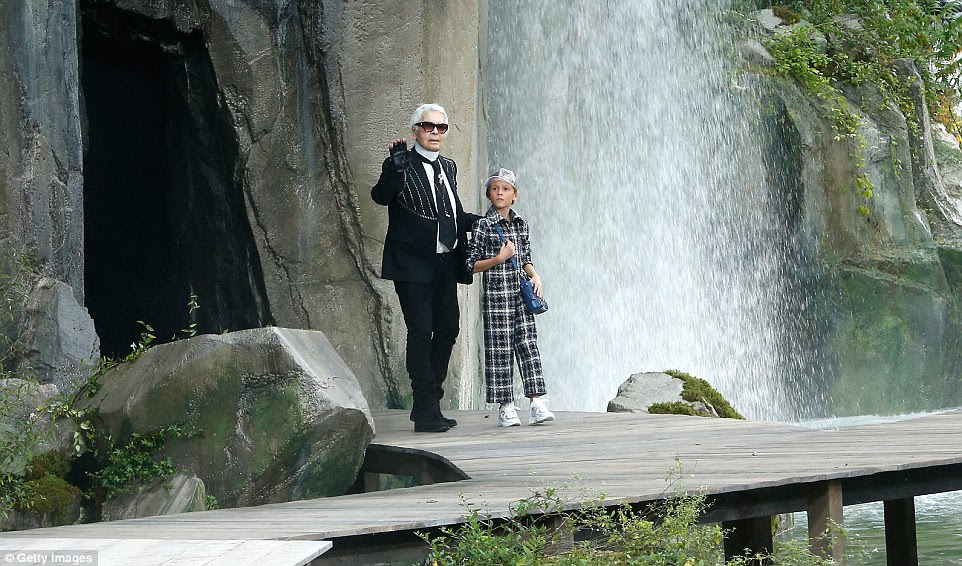 Ícone: o visionário da Chanel, Karl Lagerfeld, levou para a pista com seu afilhado Hudson Kroenig, de sete anos de idade, o filho da supermodelo masculina, Brad para o final do show