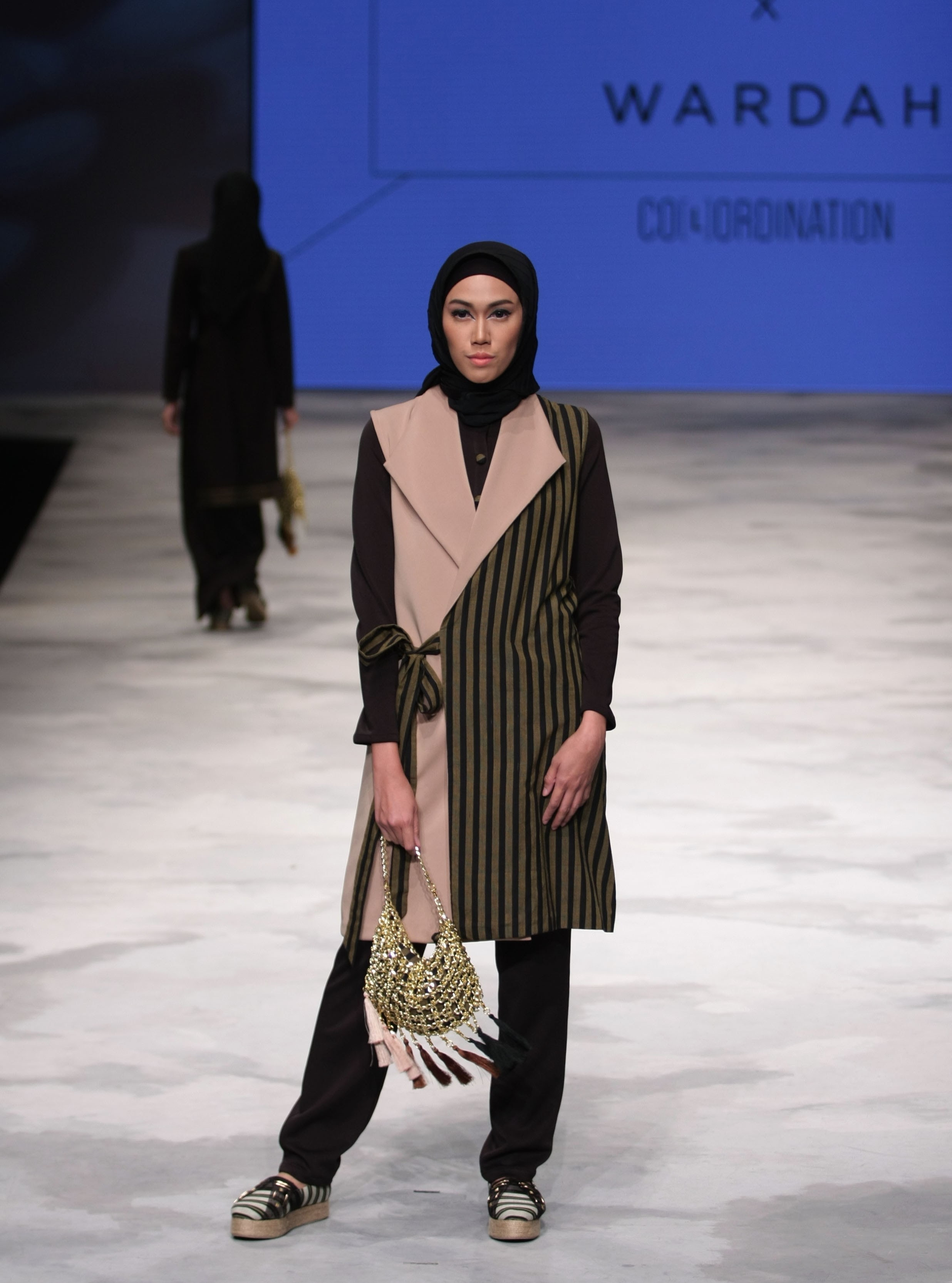 Baju lurik merupakan baju yang terbuat dari kain lurik. 50 Inspirasi Busana Muslim Lebaran