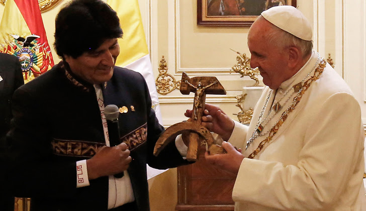 El regalo se trata de  una reproducción del realizado por el sacerdote español Espinal, asesinado en 1980 por paramilitares por su compromiso en las luchas sociales bolivianas. Foto: Juan Usnayo - AFP.