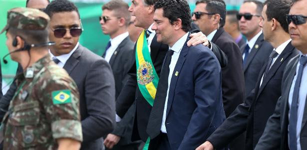 O presidente Jair Bolsonaro ao lado dos ministros Sergio Moro (Justiça), general Heleno (GSI) e Onyx Lorenzoni (Casa Civil) no desfile do 7 de Setembro