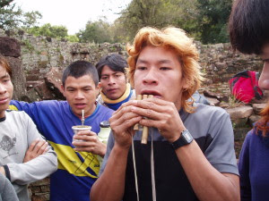Elaborada em 2008 por inúmeras organizações, como o cti esta publicação é uma introdução ao mundo dos guarani que vivem hoje na região das fronteiras entre brasil, argentina e paraguai. Mbya Guarani Originations