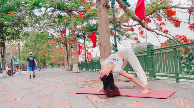 Cặp đôi Yoga Hải Phòng trình diễn điệu nghệ trên con đường hoa phượng vĩ - 2