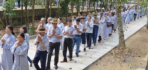 Đoàn sinh Gia Đình Phật tử theo sau chư Tăng tiến về Bảo Tháp Đức Cố Viện trưởng